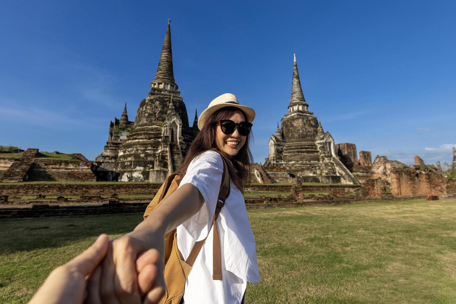 par av asiatisk turist komma till besök på wat phra si sanphet tempel, ayutthaya thailand, för resa, semester, Semester, smekmånad och turism begrepp foto