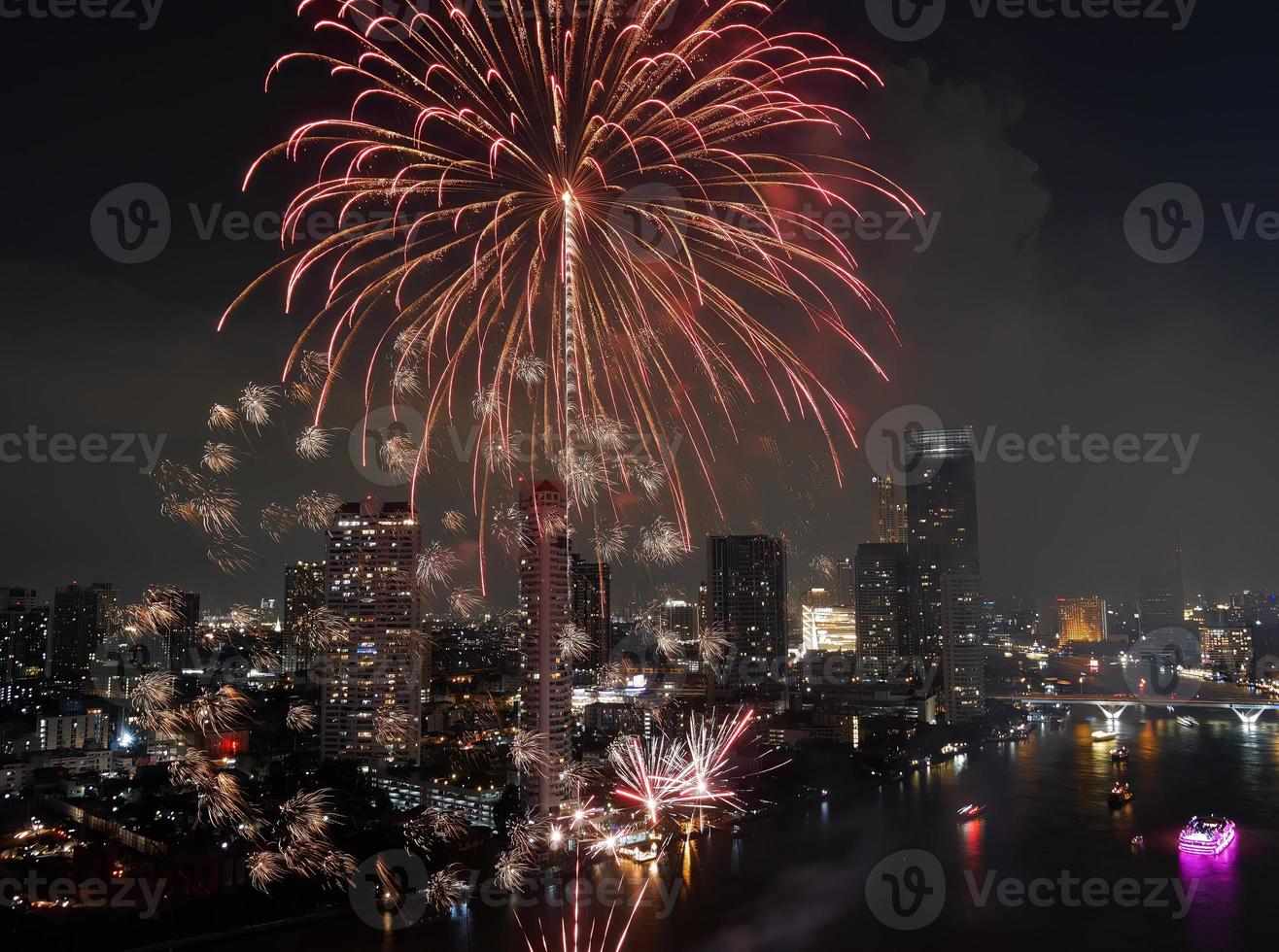 hög vinkel se fantastisk Flerfärgad lång exponering skott av fyrverkeri över chao phraya flod, stadsbild av Bangkok, festival, firande, Lycklig ny år, företag arkitektur. foto