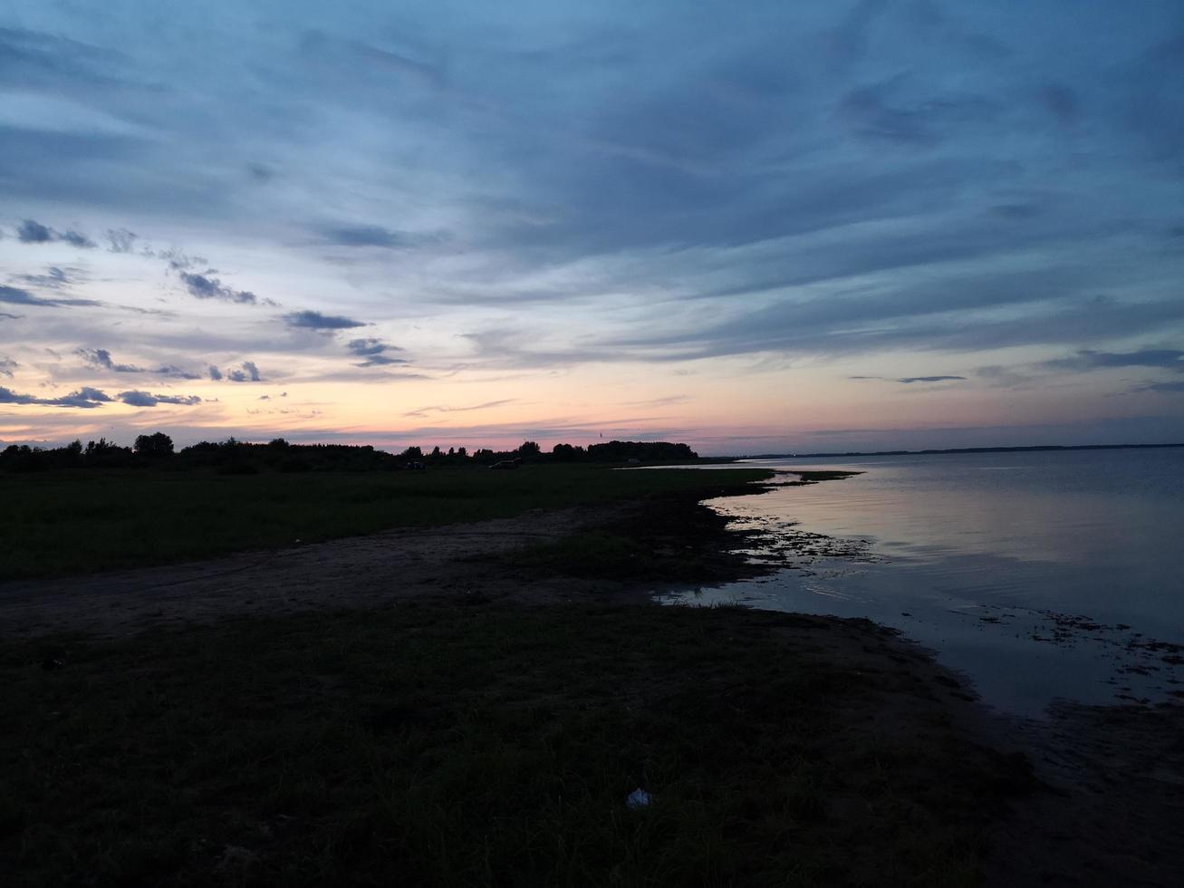 solnedgång. kväll himmel i de kväll på de sjö foto