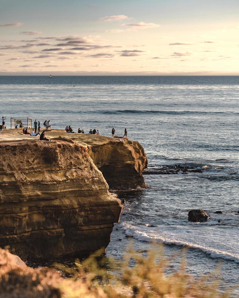 oidentifierade människor vid havet i San Diego foto