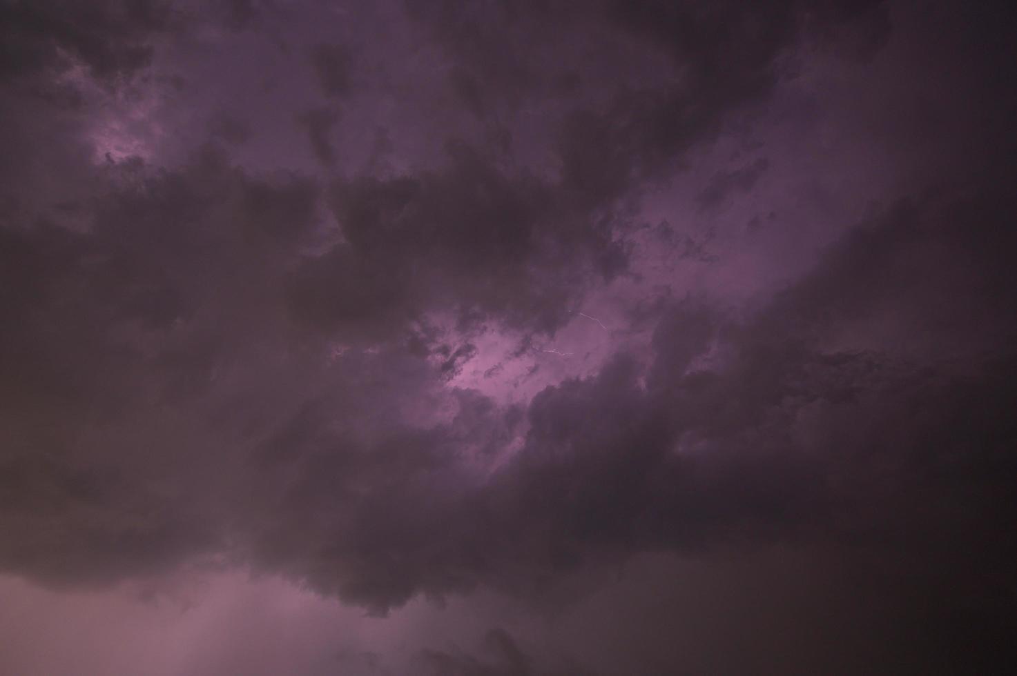 utsikt över himlen på natten foto