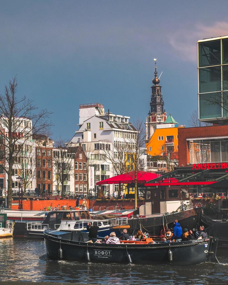 amsterdam, Nederländerna, 2020 - grupp människor i en båt i amsterdam foto