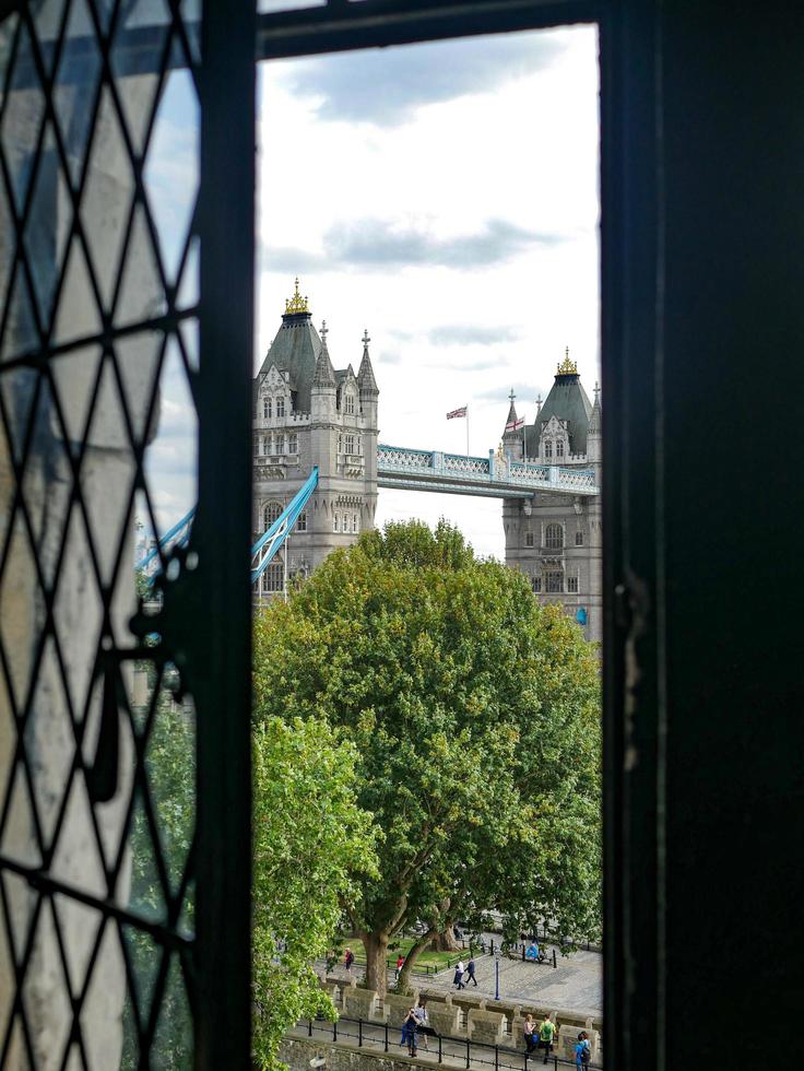 london, england, 2020 - utsikt över london tower bridge genom ett fönster foto