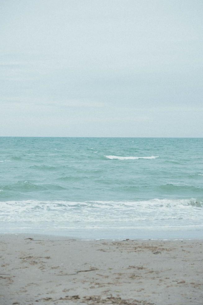 utsikt över mulen himmel på stranden foto