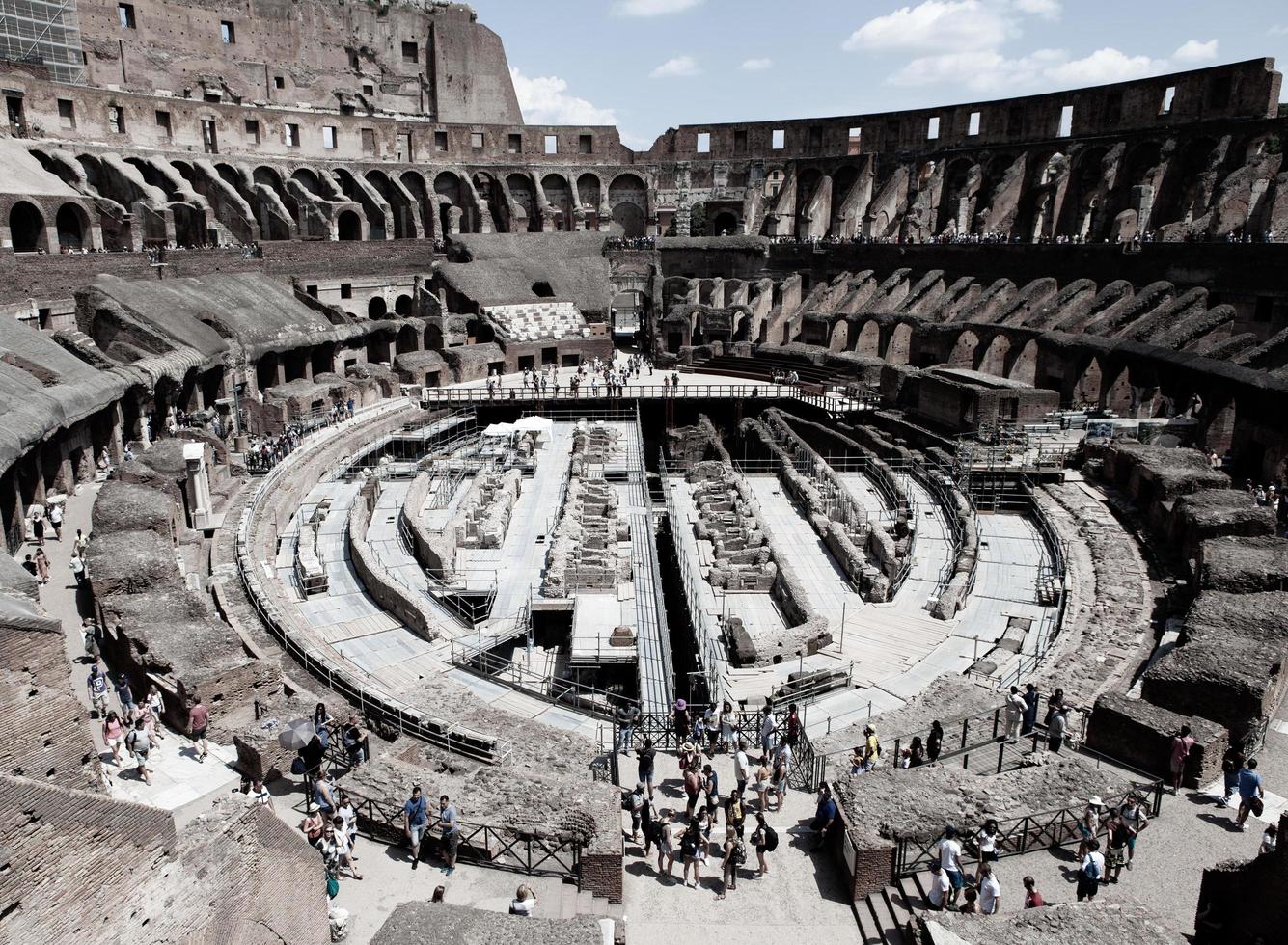 Rom, Italien, 2020 - människor som turnerar i Colosseum under dagen foto