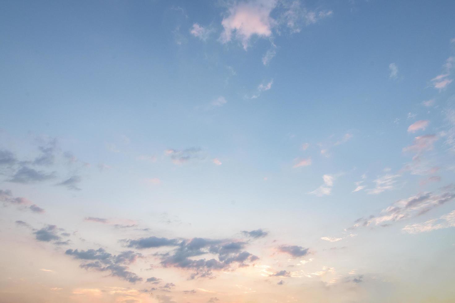 blå moln och himmel vid solnedgången foto