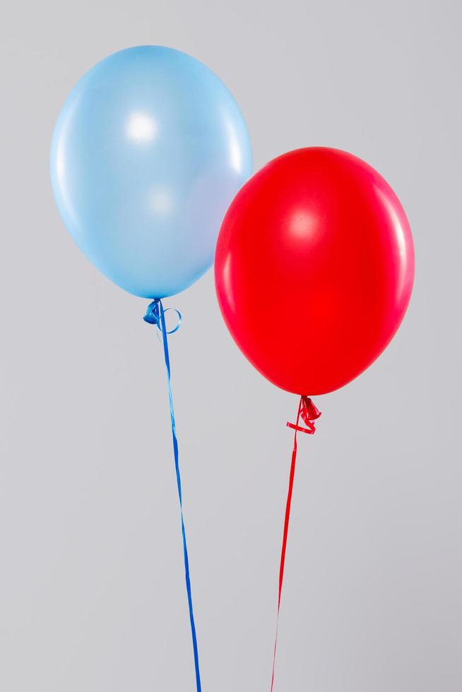 två ljus färgrik ballonger isolerat på grå bakgrund foto