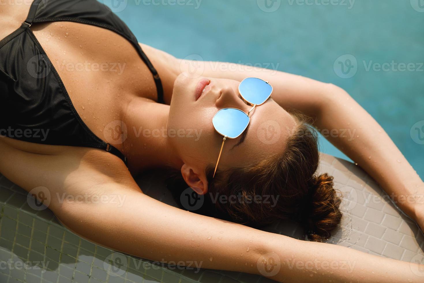 sexig kvinna avkopplande i de simning slå samman foto