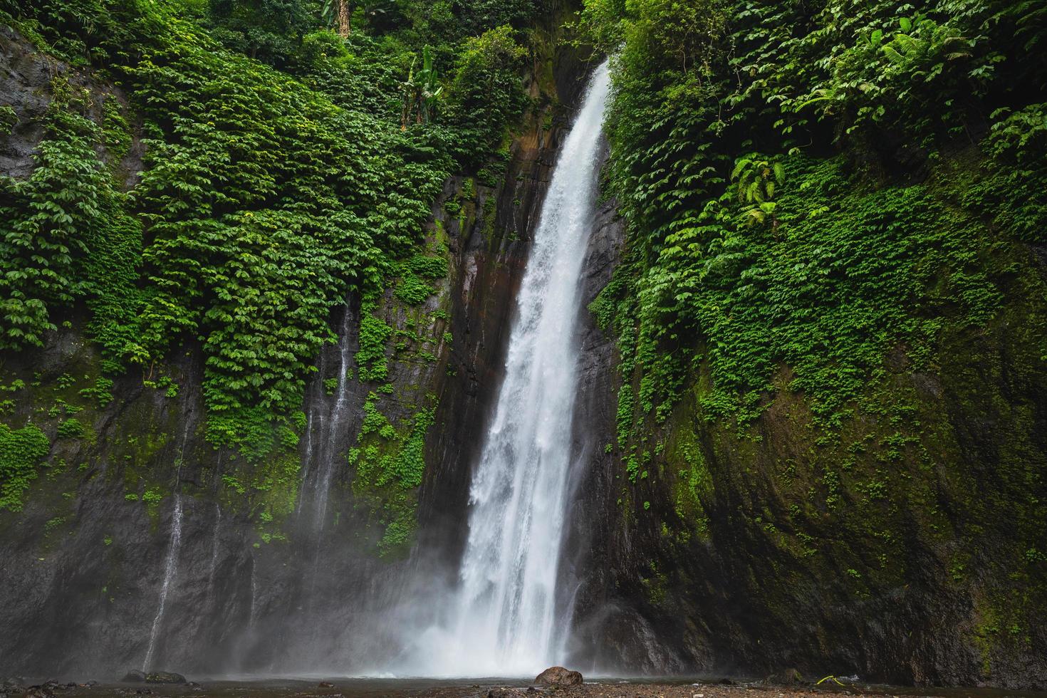 luft terjun munduk vattenfall. bali ö, Indonesien. foto