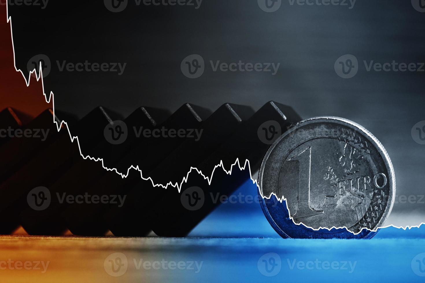 faller sparkline diagram domino och euro mynt. begrepp av finansiell kris i europeisk union. foto