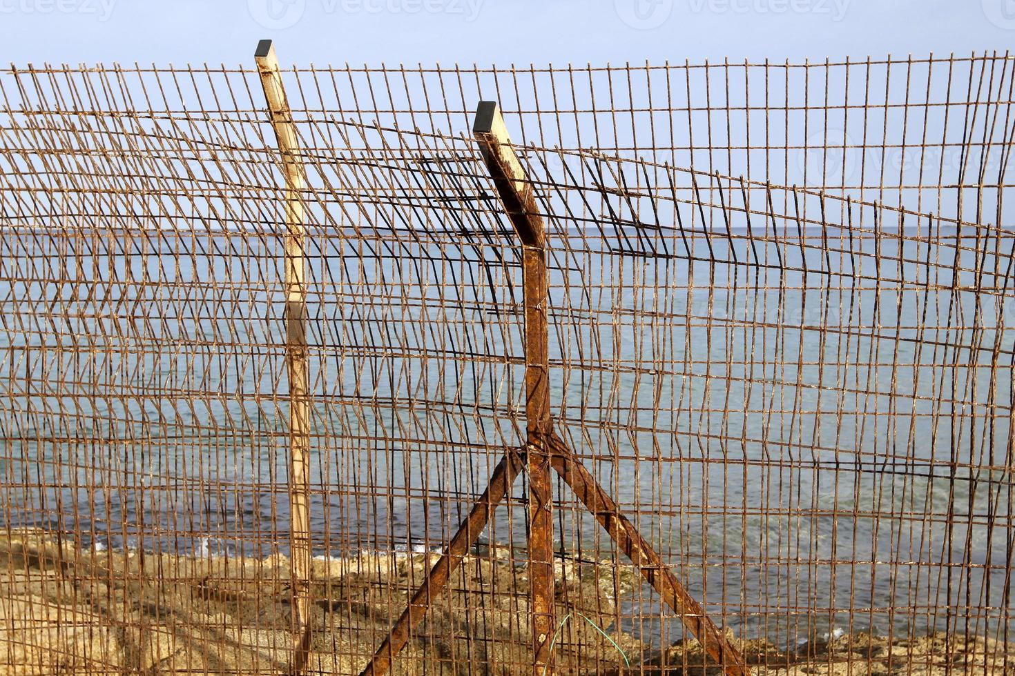 säkerhet staket på de medelhavs kust. foto
