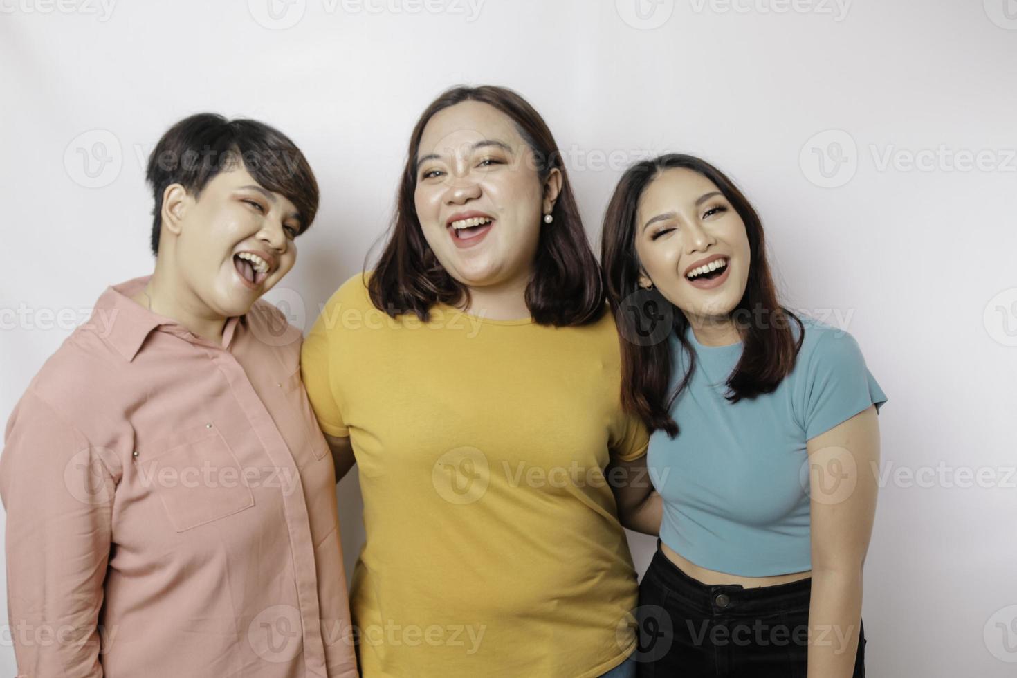 en porträtt av tre vänner är leende uttrycker Lycklig känsla, isolerat förbi vit bakgrund foto