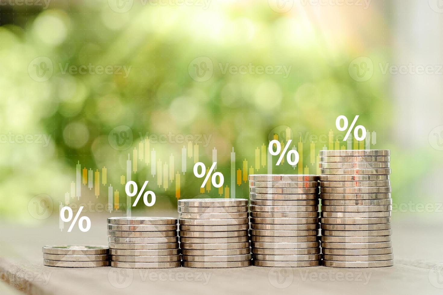 procentsats tecken och steg av mynt stack med pil stiga. företag och finansiell tillväxt, intressera Betygsätta öka, inteckning, inflation, försäljning pris, rabatt, beskatta stiga och investering i de framtida begrepp. foto