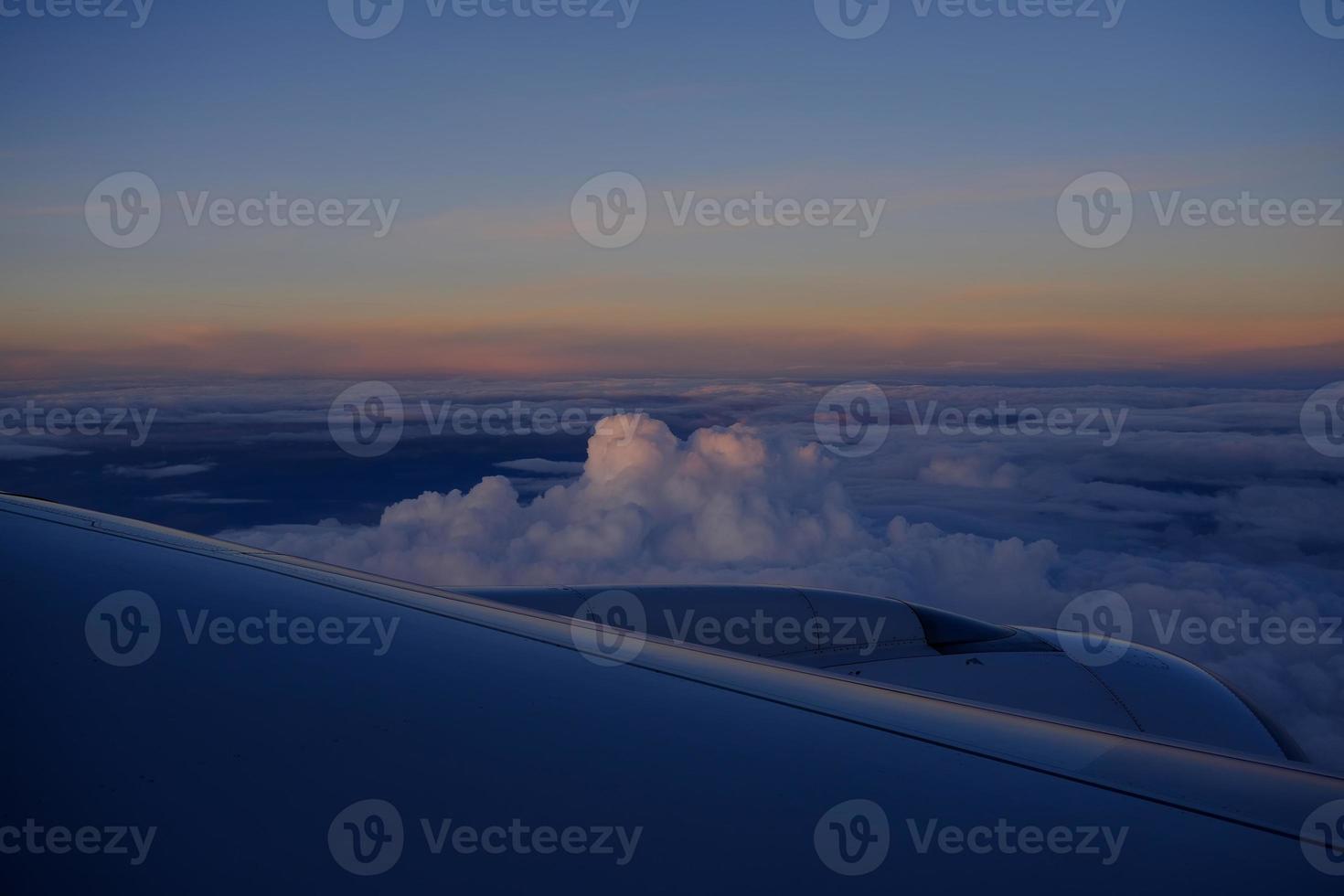 stänga upp flygplan vinge med skön horisont bakgrund. foto