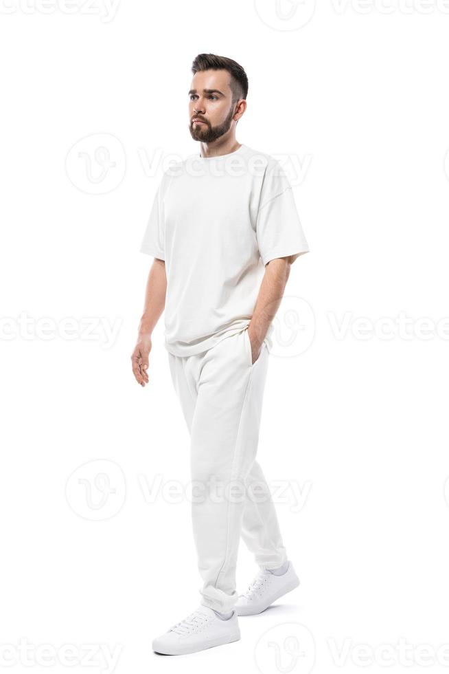 stilig man bär vit kläder med en tom Plats för design på vit bakgrund foto