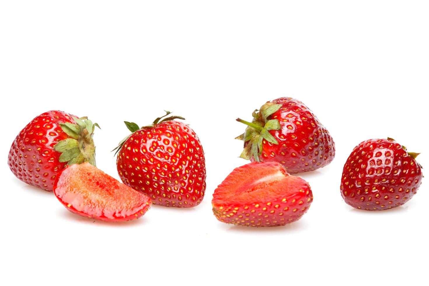 färsk röd mogen jordgubbar på vit bakgrund foto