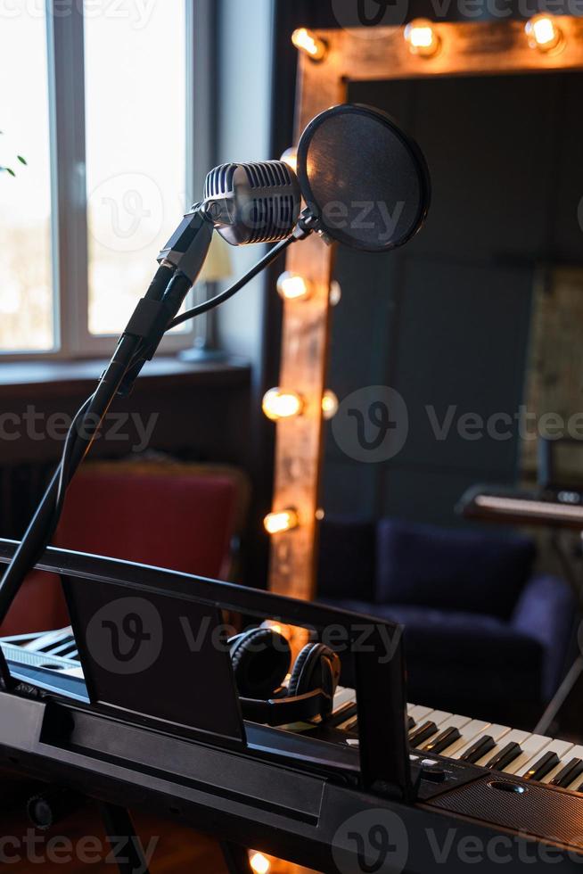 piano, mikrofon och spegel i ett tömma studio foto