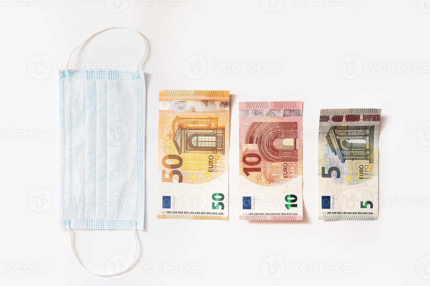 disponibel hygienisk mask och euro sedlar av annorlunda värde. foto