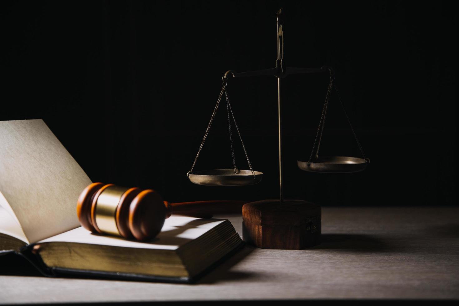 rättvisa och lag koncept.manlig domare i en rättssal med klubban, arbetar med, dator och dockningstangentbord, glasögon, på bordet i morgonljus foto