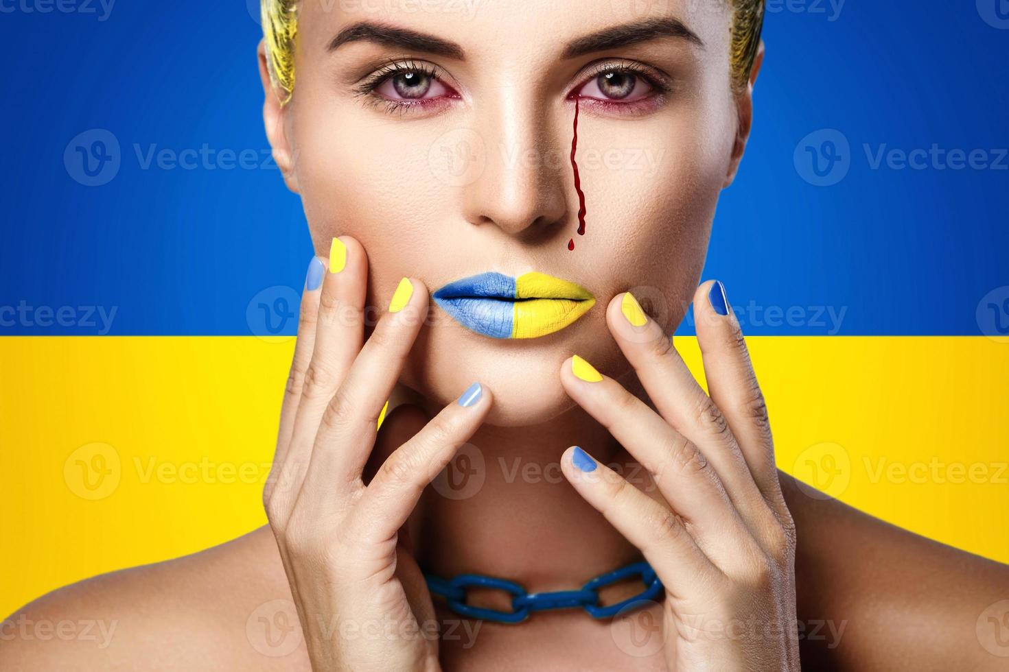 gråt ukrainska kvinna med en blodig tårar foto