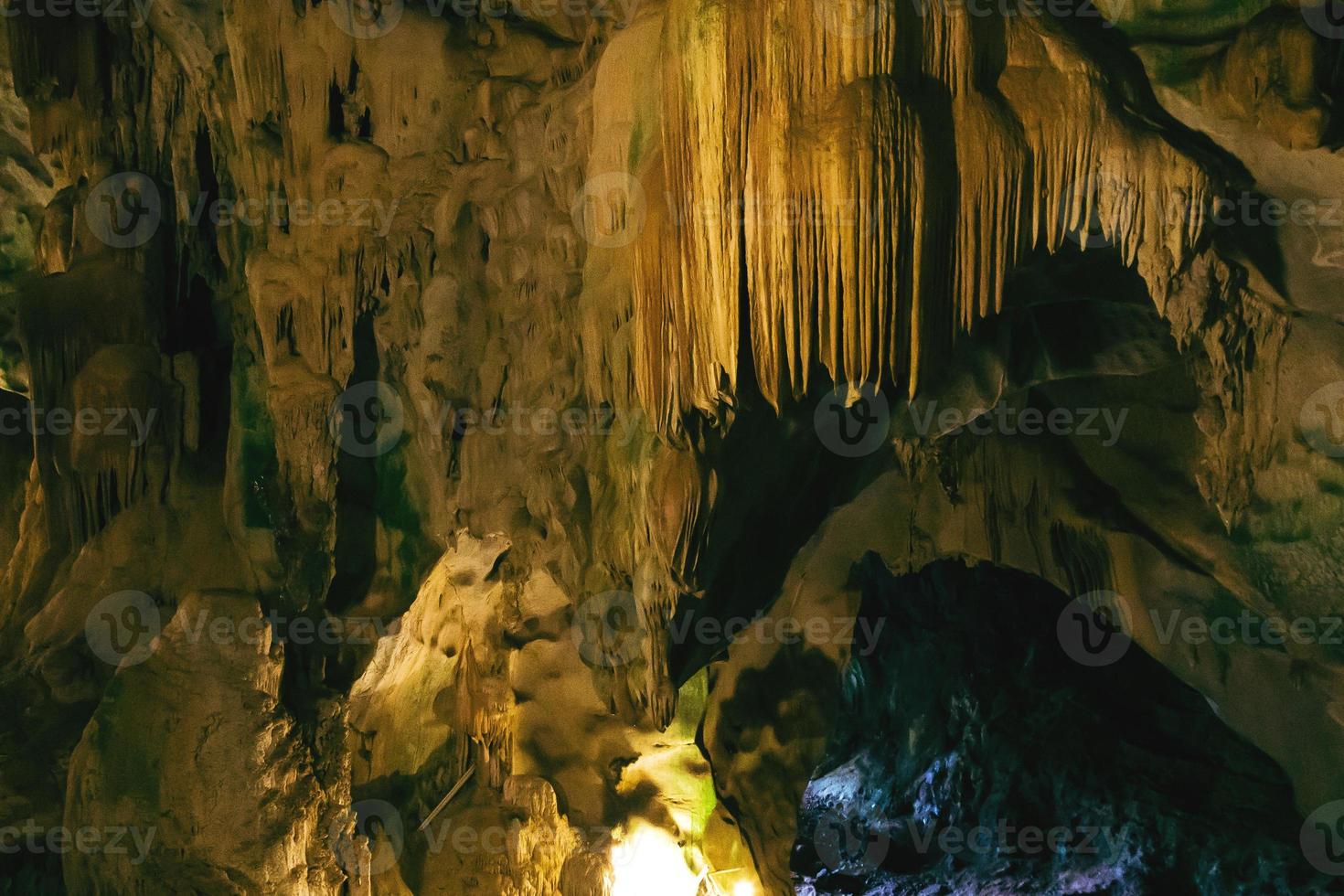 naturlig mörk underjordisk grotta med underligt formad stalaktiter. foto