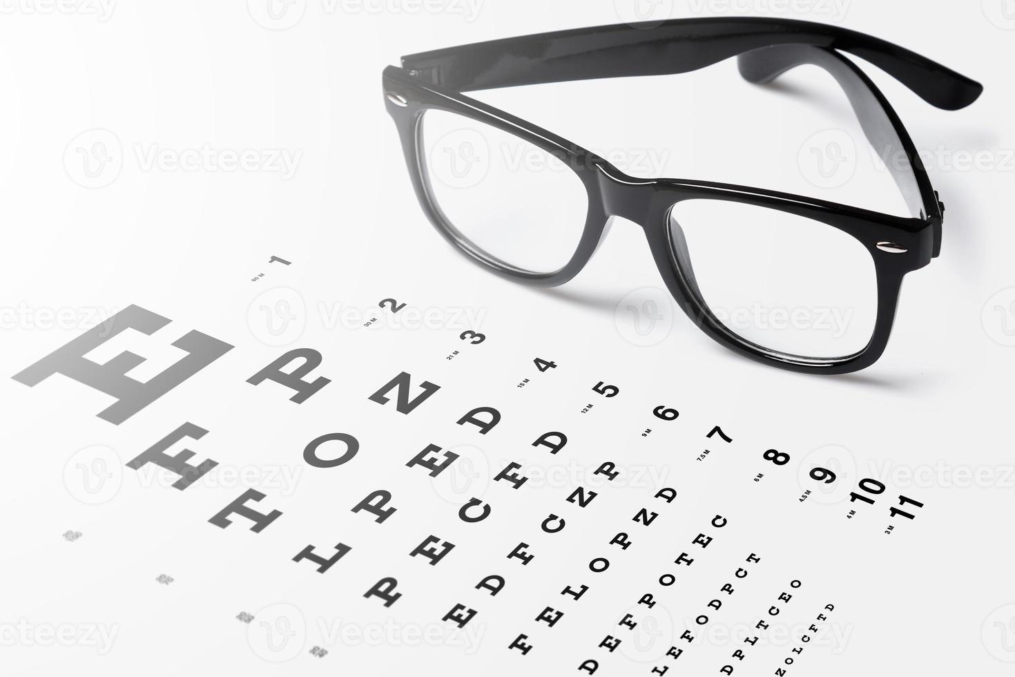 öga Diagram för visuell skärpa testning och svart kantad glasögon foto