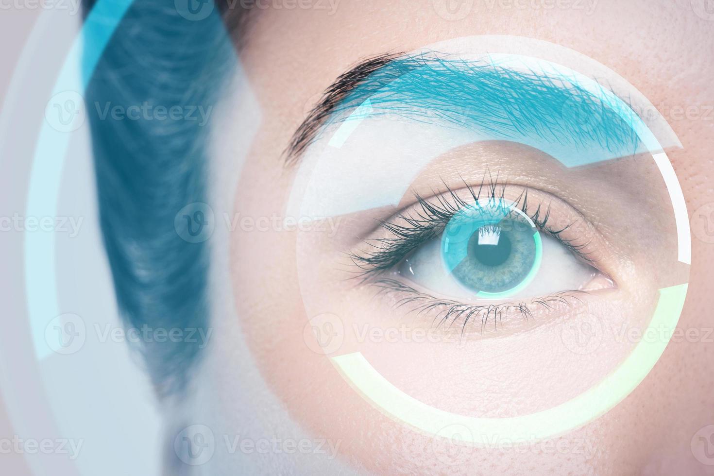 begrepp av förändrad verklighet och biometrisk iris igenkännande eller visuell skärpa kolla upp foto
