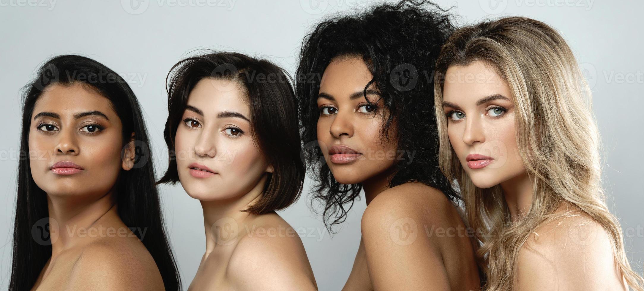 multietnisk skönhet och vänskap. grupp av vackert annorlunda etnicitet kvinnor. foto