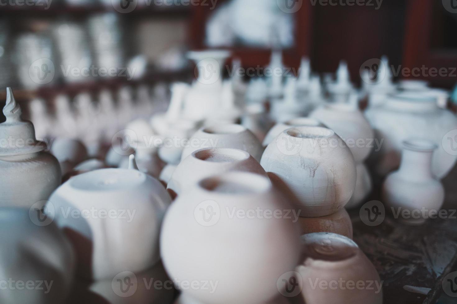 framställning keramisk kastruller och koppar från vit lera handgjorda. foto