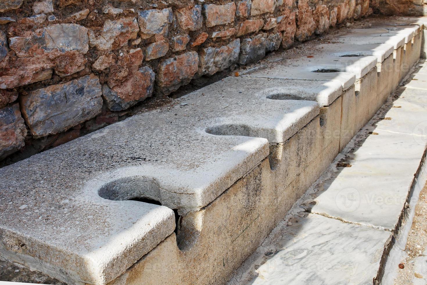 antik marmor offentlig toalett i de stad av efesos, Kalkon. foto