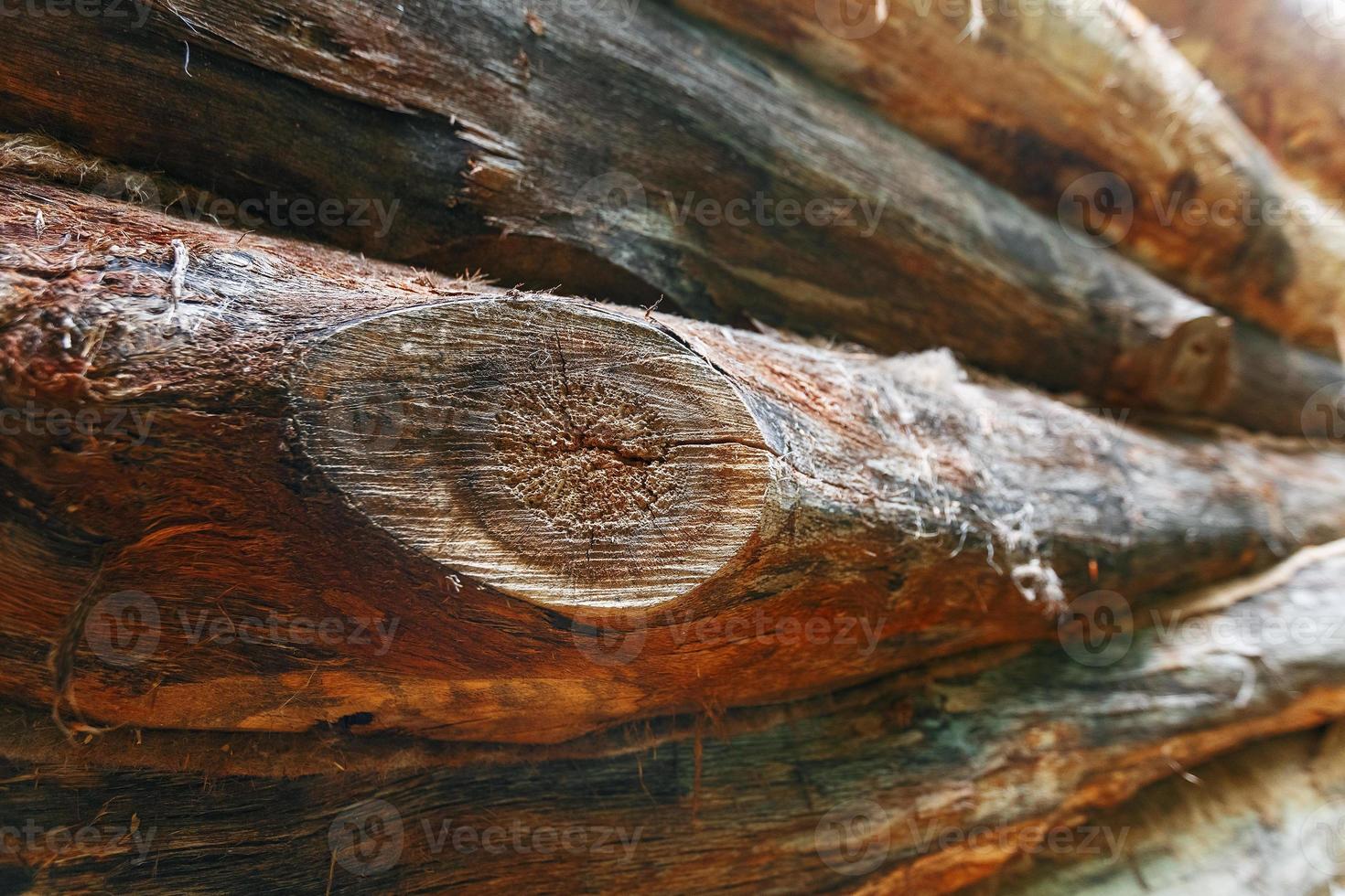 logga stuga trä- Fasad textur eller rustik trä horisontell bakgrund. full skärm foto