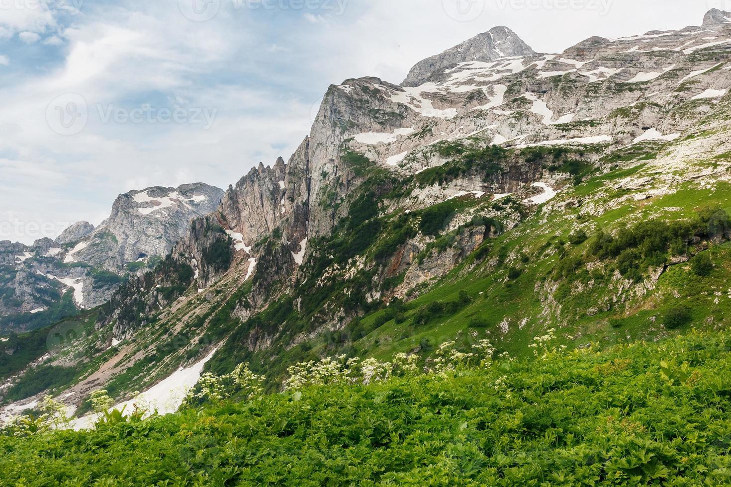 grå hög klippig berg belägen. caucasian boka, berg fisht foto