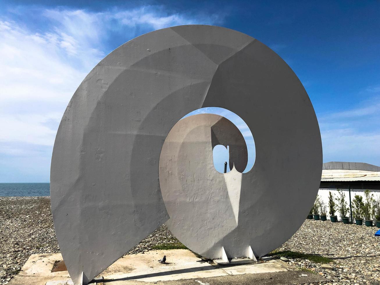 abstrakt statyer, små arkitektonisk former av en spiral, former av bekonechnosti på batumi primorsky boulevard eller batumi strand. georgien, batumi, april 17, 2019 foto