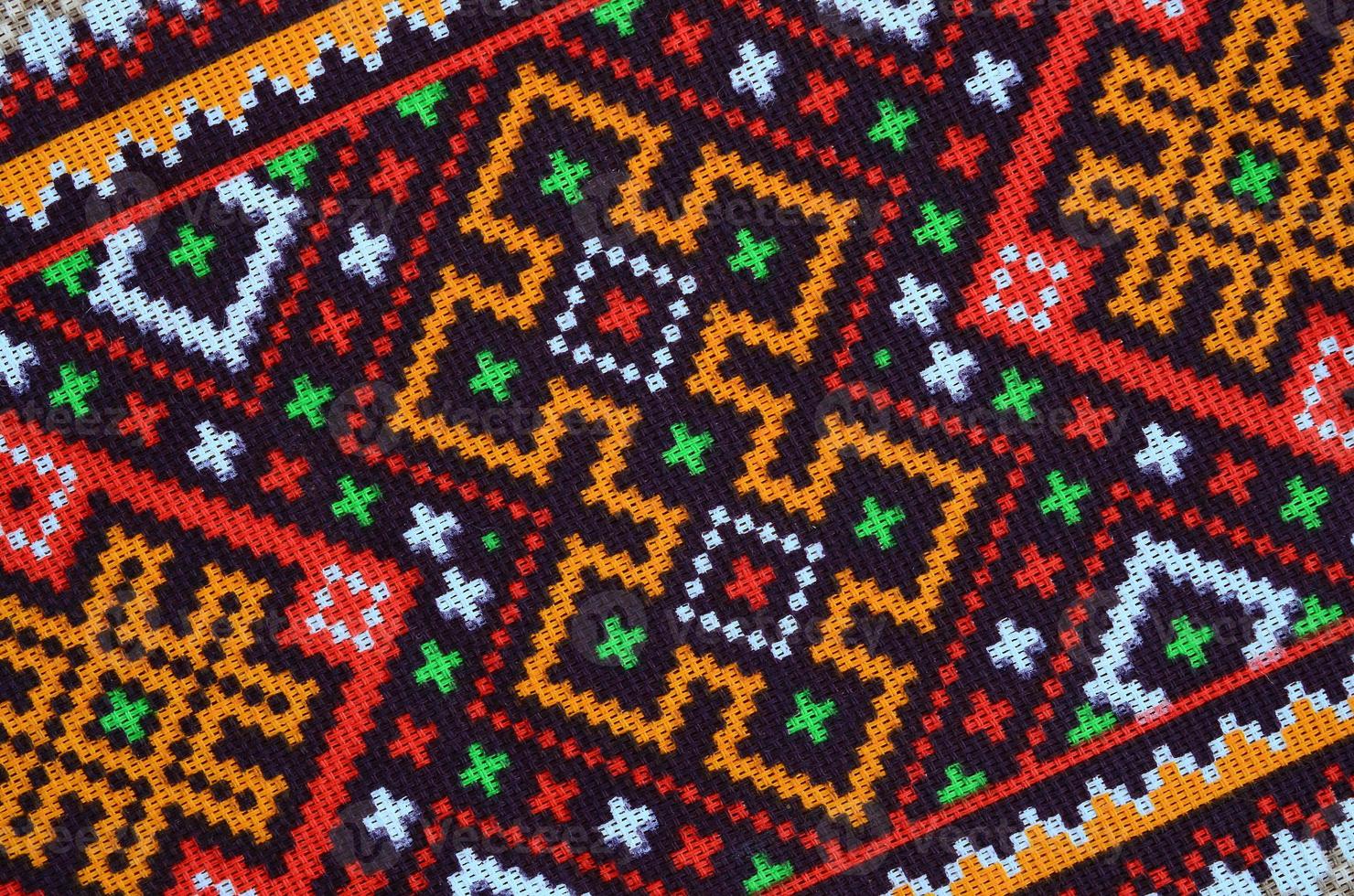 traditionell ukrainska folk konst stickat broderi mönster på textil- tyg foto