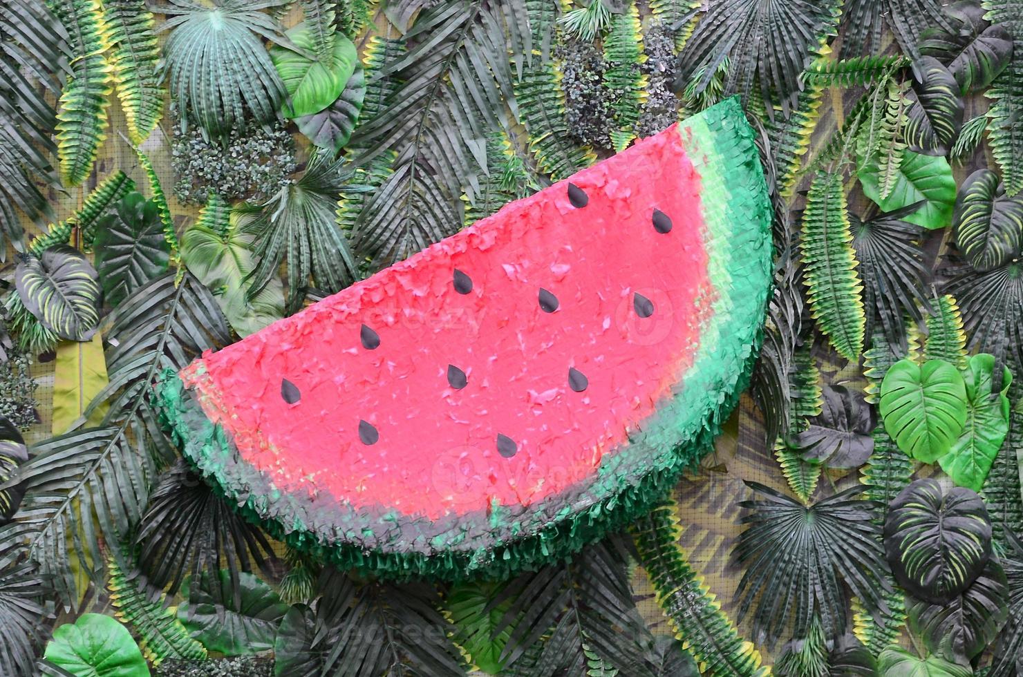 tropisk mönster med djungel löv och vattenmelon frukt blommig bakgrund foto