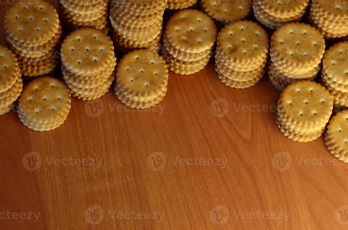 klassisk runda saltade crackers foto