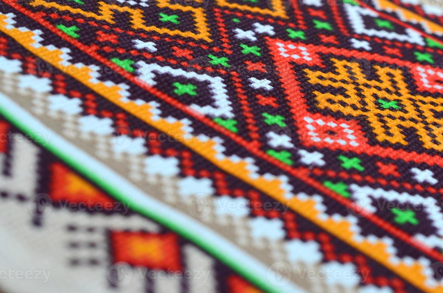 traditionell ukrainska folk konst stickat broderi mönster på textil- tyg foto