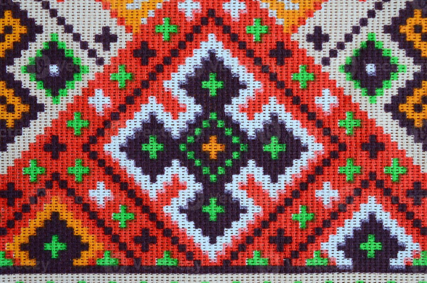 traditionell ukrainska folk konst stickat broderi mönster på textil- tyg foto