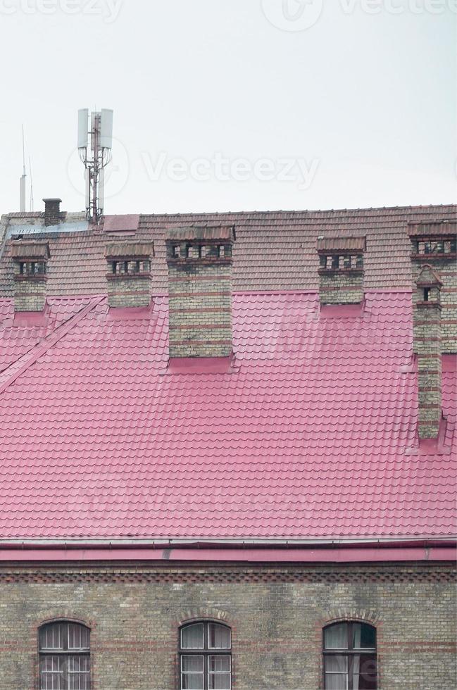 fragment av en metall tak av de återställd gammal flera våningar byggnad i lviv, ukraina foto