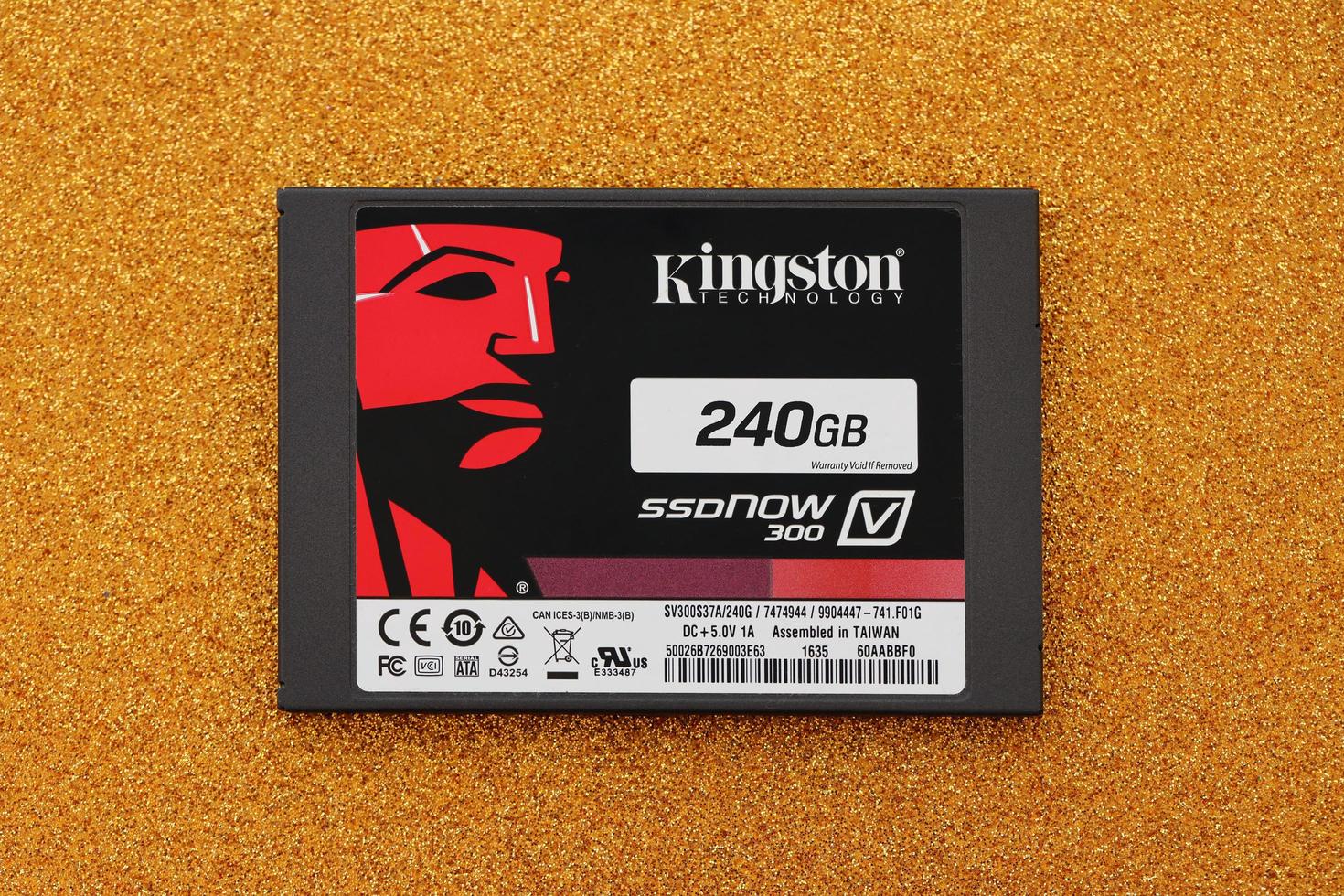 ternopil, ukraina - juni 20, 2022 kingston ssdnow 300 sSD fast stat kör lagring 240gb monterad i taiwan under de kingston teknologi företag foto