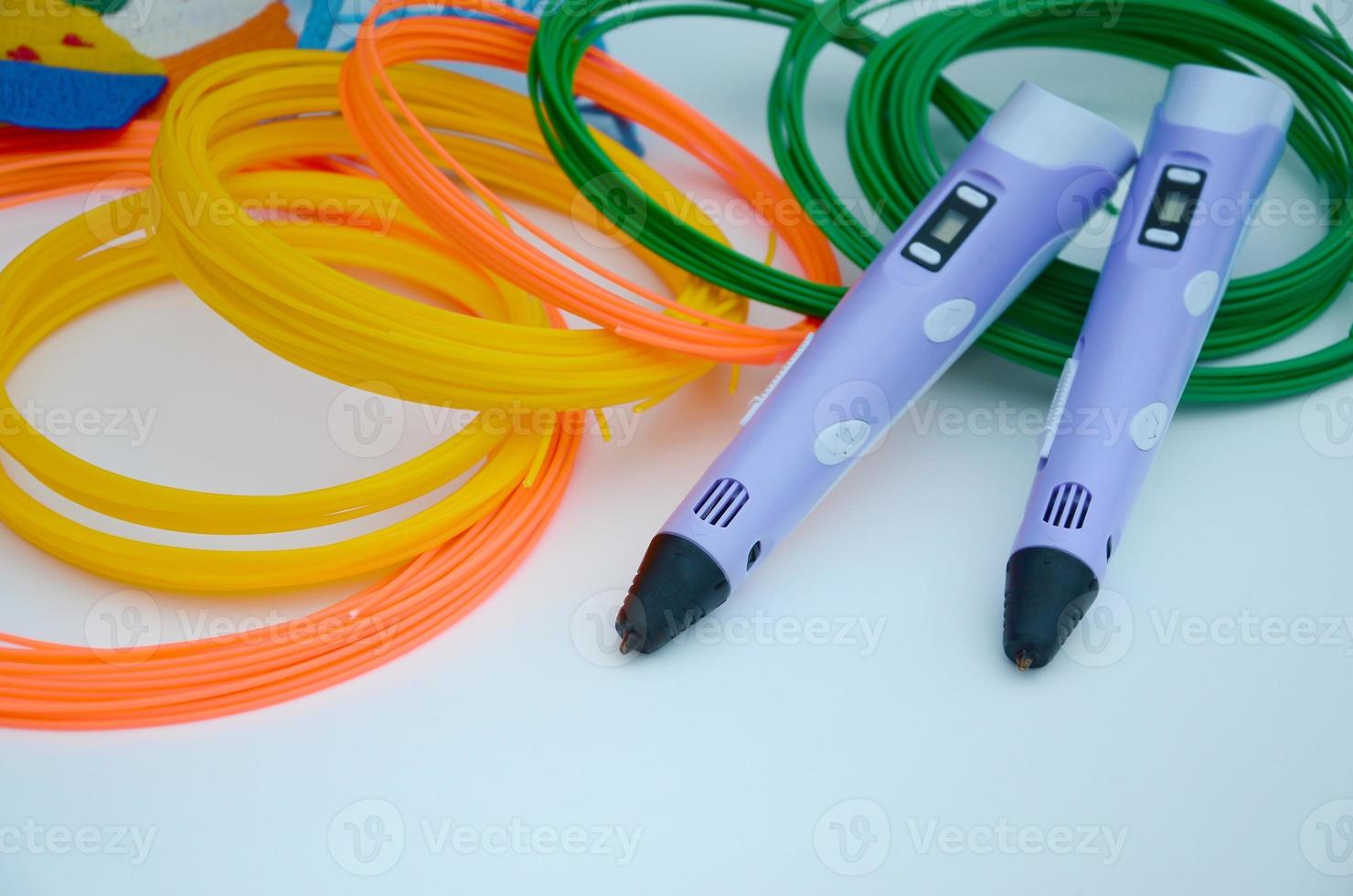 topp se på 3d penna och utrustning av färgrik magmuskler plast tråd foto