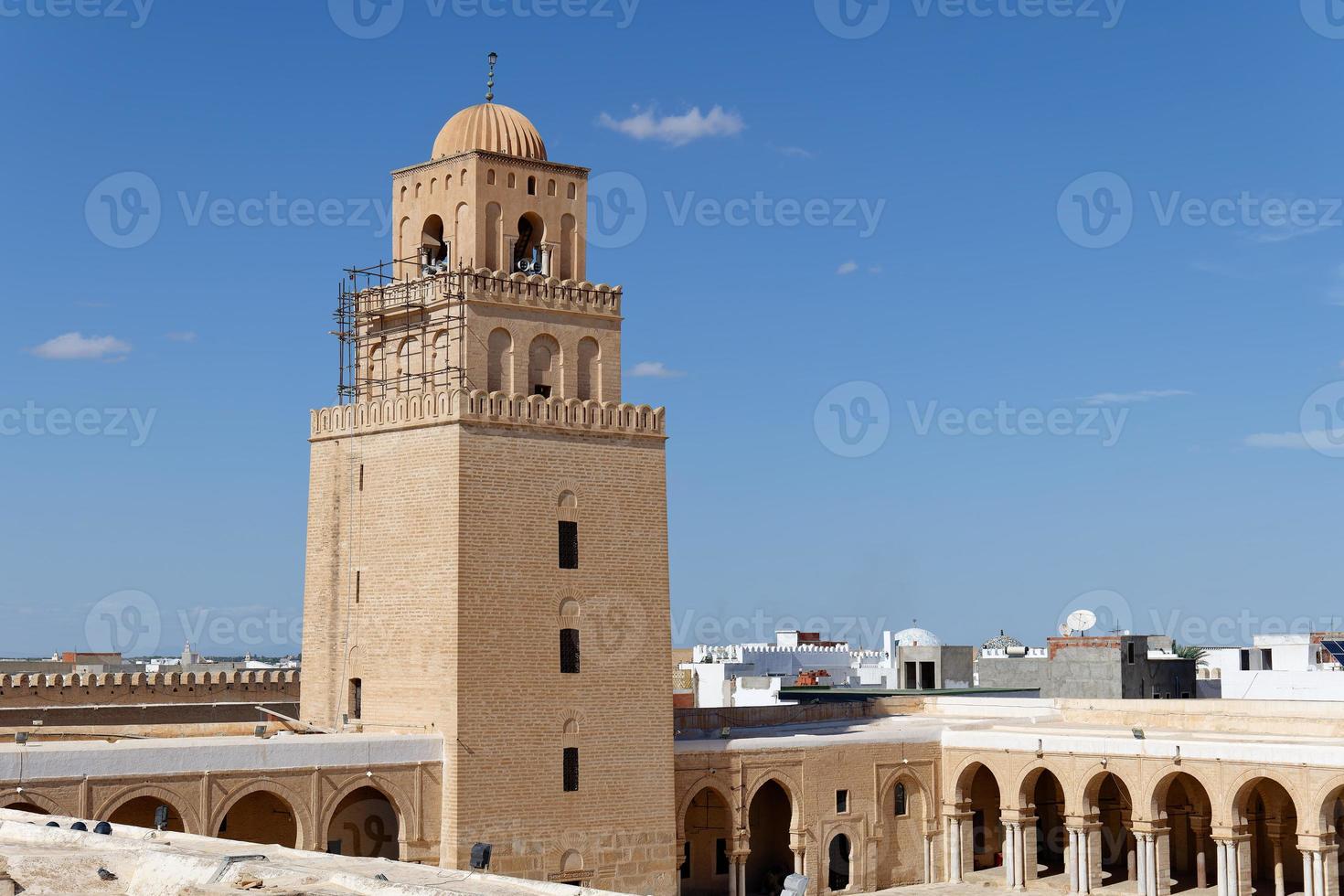 se av de bra moské av kairouan i tunisien. medina av kairouan unesco. de bra moské är ett arkitektonisk mästerverk den där eras som en modell för flera Övrig maghreban moskéer. minaret. foto