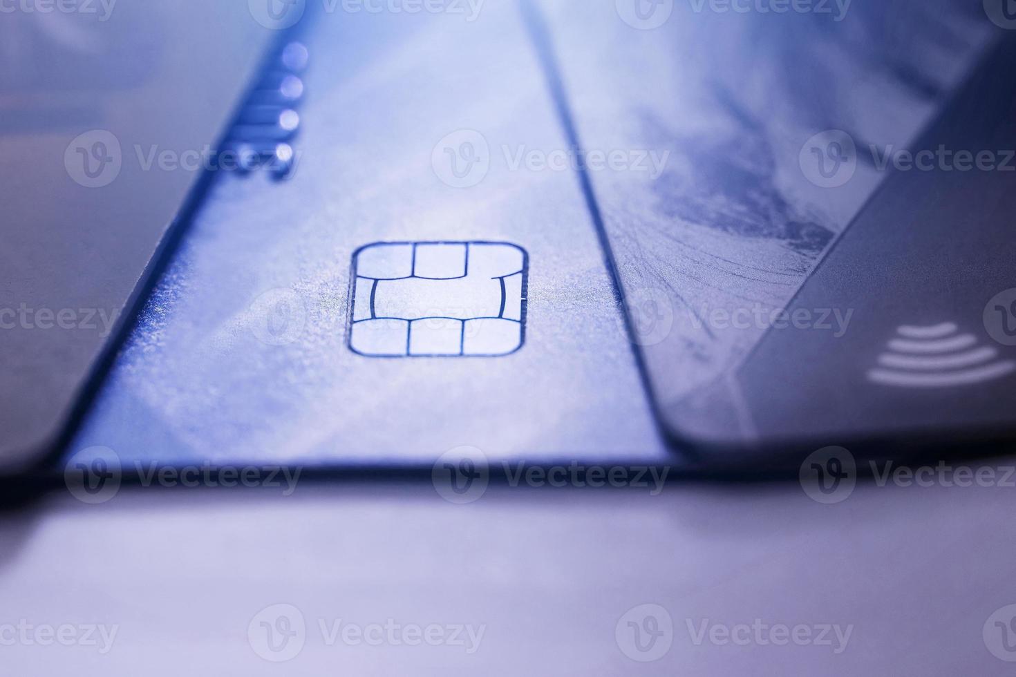 elektronisk kontaktlös kreditera kort med selektiv fokus mikrochip. makro av en kreditera kort. foto