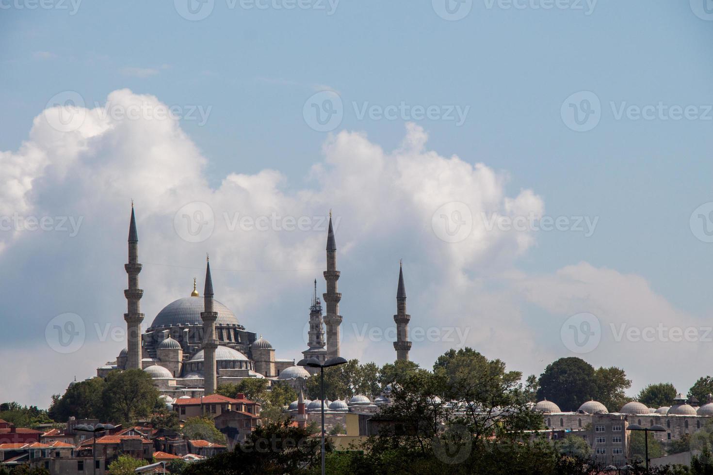 ottoman turkiska stil moské minaret som religiös muslim tempel arkitektur foto