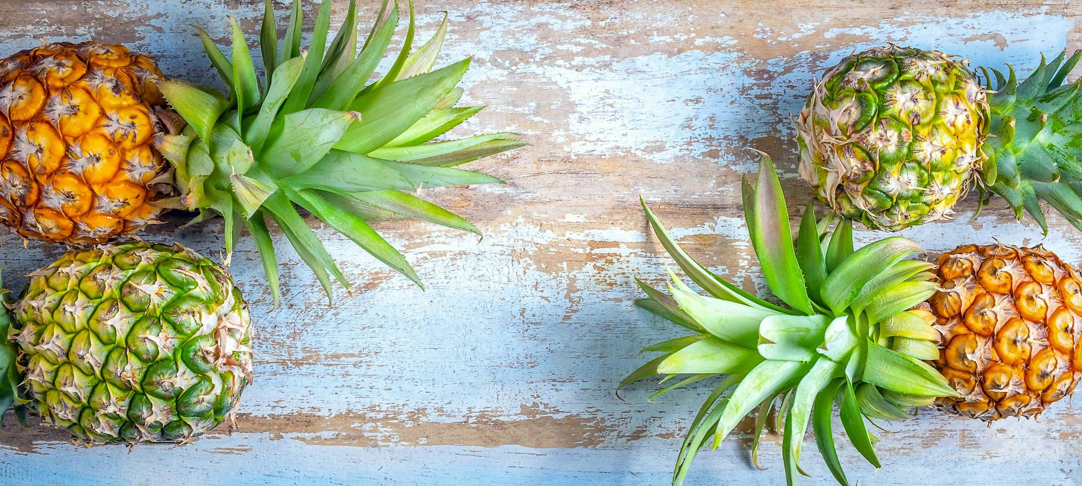 topp se av färsk ananas frukt placerad på ett gammal trä- bakgrund foto