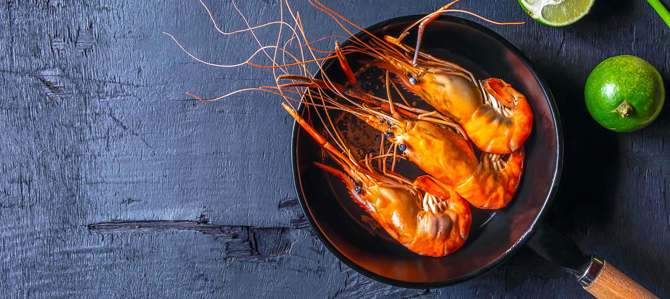 laga mat skaldjur räka i en panorera. foto
