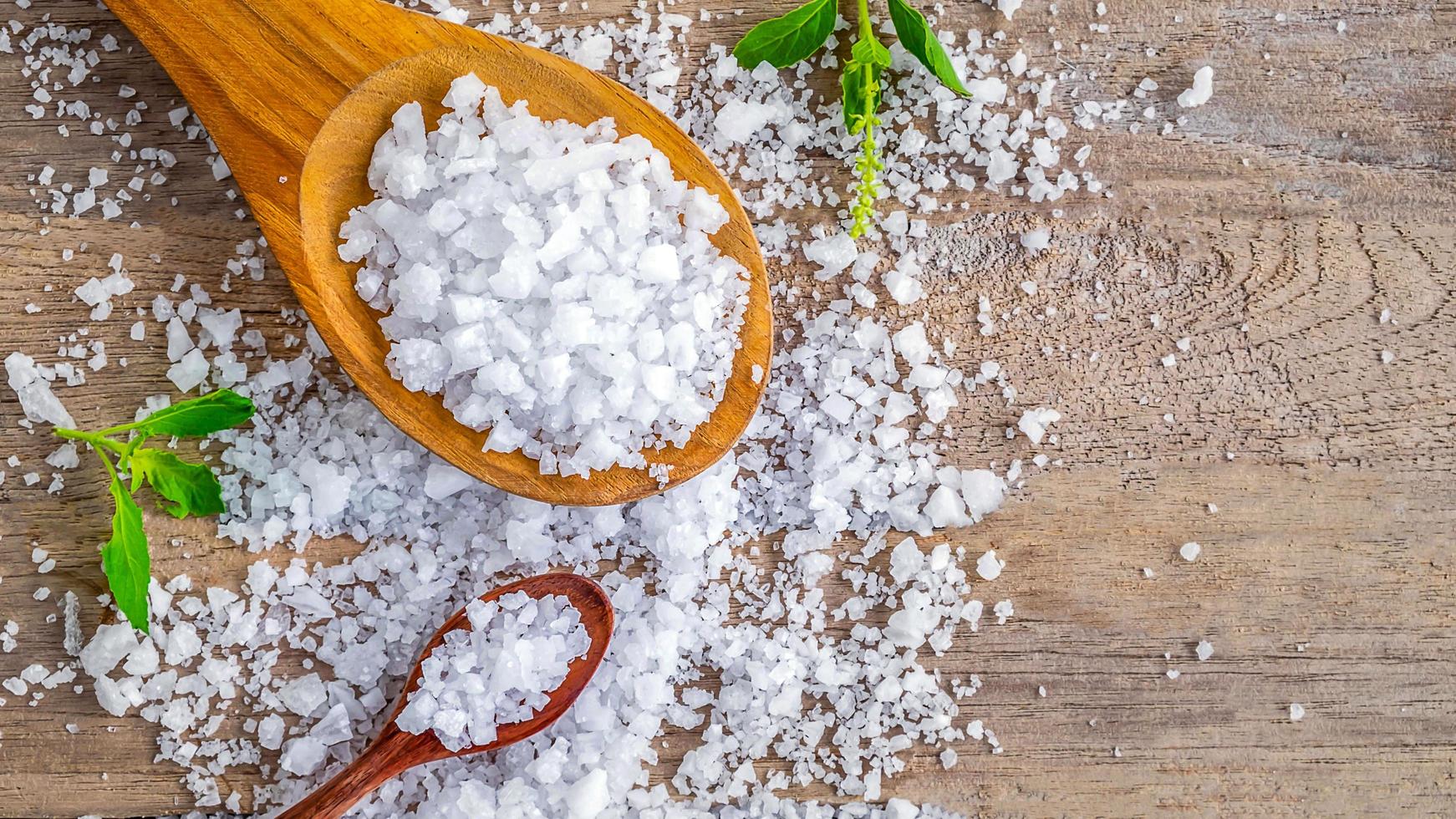 naturligt salt från havet på matbordet foto