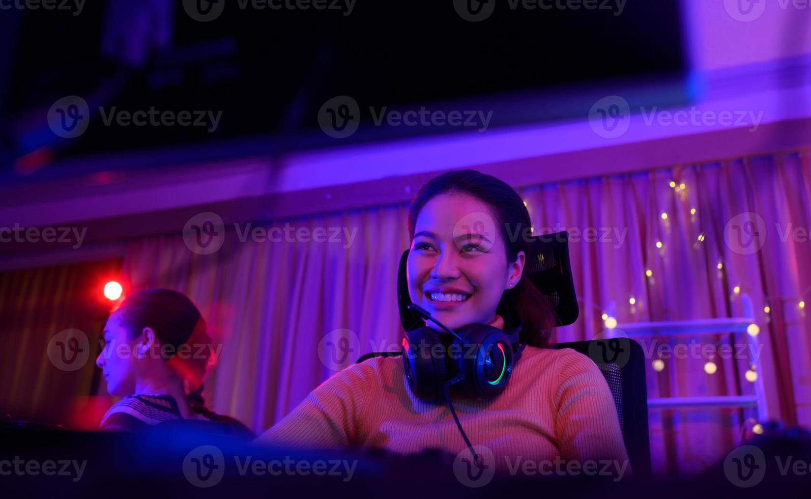 ett aktiva och allvarlig ung kvinna gamer på hans kraftfull personlig dator, spelar första person uppkopplad video spel. foto