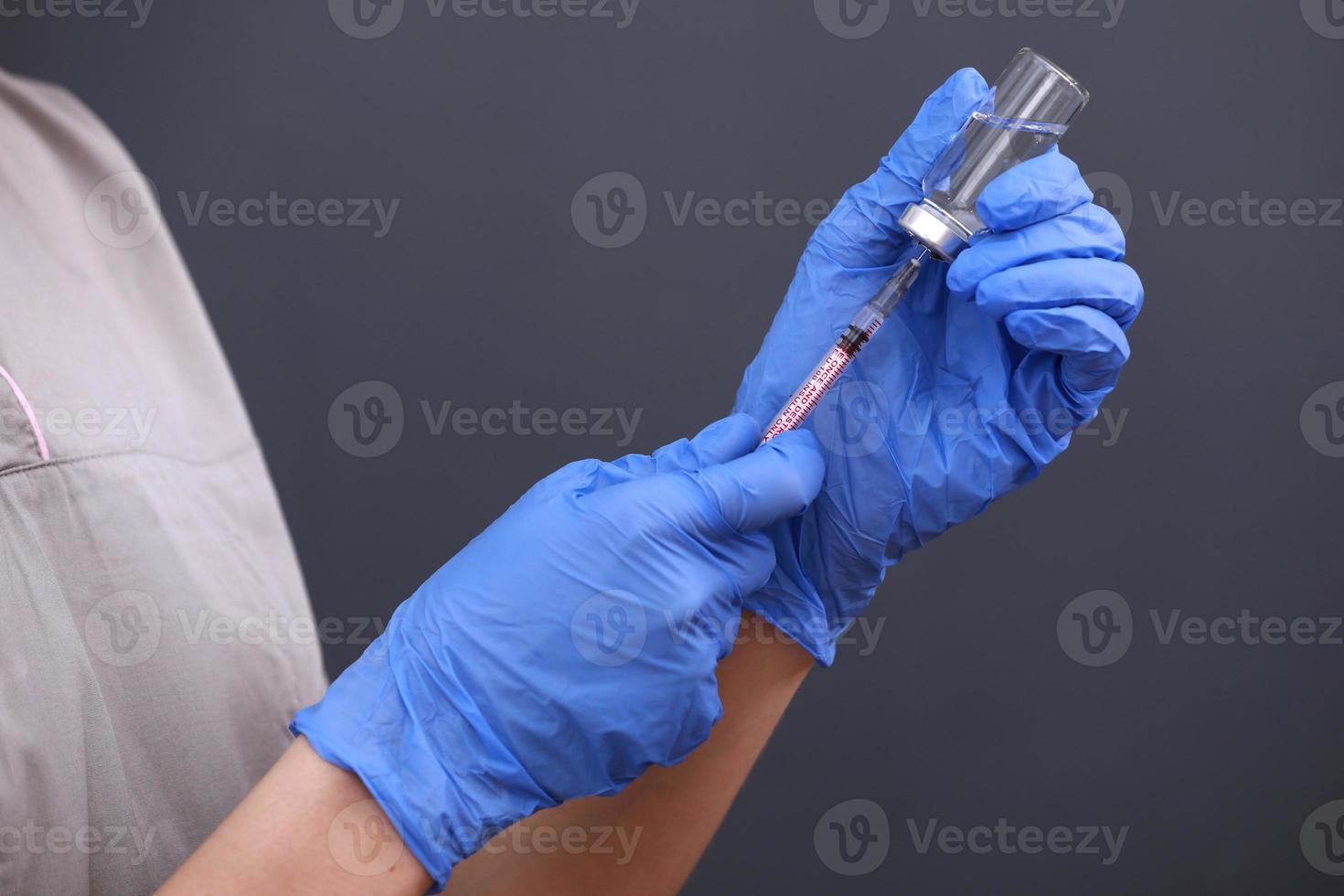 medicinsk hand handskar kassera medicin läkemedel nål spruta drog, koncept influensa skott vaccin injektionsflaska dos subkutan injektion behandling sjukdom i sjukhus, förebyggande immunisering barn foto