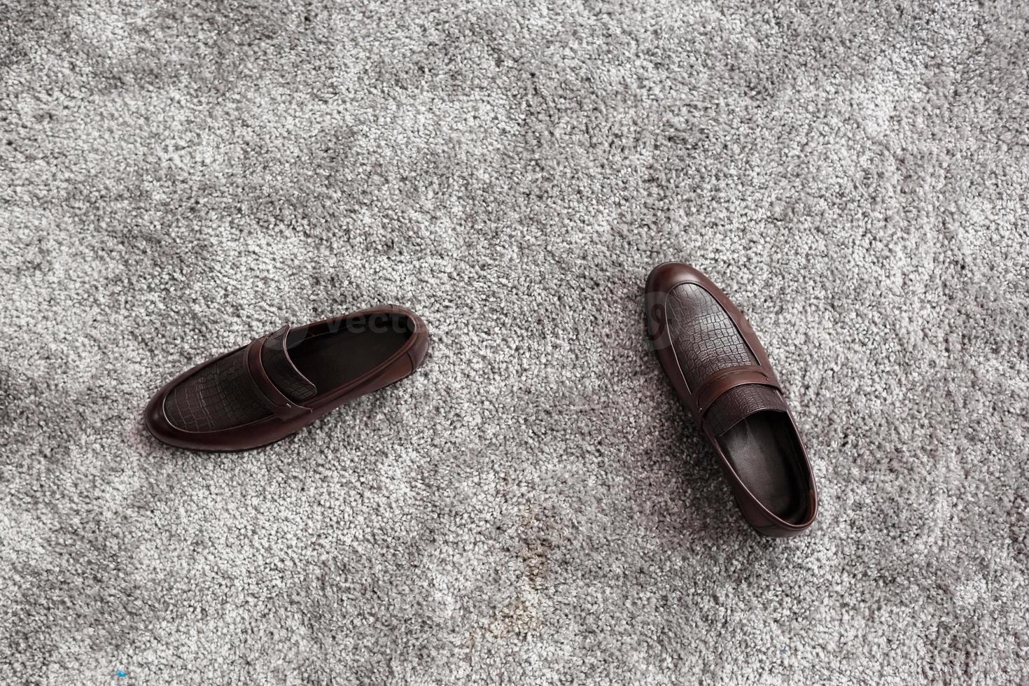 klassisk manlig brun läder skor på grå matta bakgrund. brudgummens morgon- foto